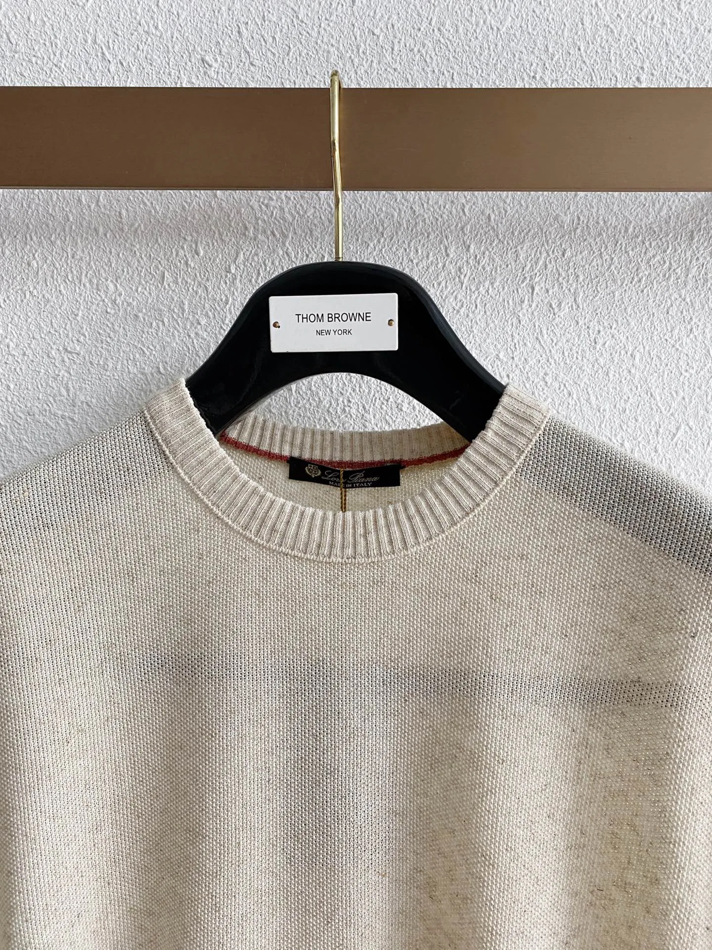 Loro Piana solid color floral yarn basic round neck knitted short-sleeved fabric: Selected high-quality customized floral yarn knitting raw materials, woven using fine honeycomb knitting technology, with a delicate and scattered variegated pitted texture. After multiple softening and polishing, it feels soft and skin-friendly, without the harsh and itchy feeling of ordinary knitting; The breathable pores of the yarn are evenly arranged, and the heat dissipation is excellent. The upper body is dry and not prone to sweating in summer. The fabric is smooth and smooth, and the anti-wrinkle performance is outstanding. It is not prone to ugly indentations after sitting for a long time during daily travel. The simple and high-end matte texture perfectly matches the style of old money. Fit and details: The standard right-shoulder round-neck cut has been adjusted to the style, and the ribbed neckline has been fixed to prevent it from loosening and deforming after repeated washing and care. The sleeve length is just right, and the cuffs are closed with narrow ribs, so that the hands will not slip up and shift in daily life, and the fit is neat and clean; the body suit is a moderately loose straight cut, with enough room for the abdomen, which can cover up the fat on the waist and abdomen, and is suitable for all kinds of daily postures; The hem is edged with ribbing of the same texture, and the routing is meticulous and smooth. The entire garment has no exaggerated external logos, and the details are low-key and restrained, taking into account both sophistication and daily practicality. Color selection: There are three classic colors: atmospheric oatmeal, high-end medium gray, and Versatile pure black. They are suitable for many scenes such as business commuting, home leisure, and vacation travel. They are highly coordinated for daily wear. Style positioning: Italian minimalist and light business, relaxed daily casual, lazy holiday style, tolerant and well adapted to a variety of body shapes, it can be worn alone on a daily basis, or can be used as an inner layer with suits and light jackets to create a layered look, easily creating a low-key, durable and high-end atmosphere. Sizes:M-3XL